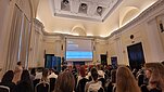 Sala konferencyjna wypełniona ludźmi. Wyświetlana jest prezentacja Lex Futura.